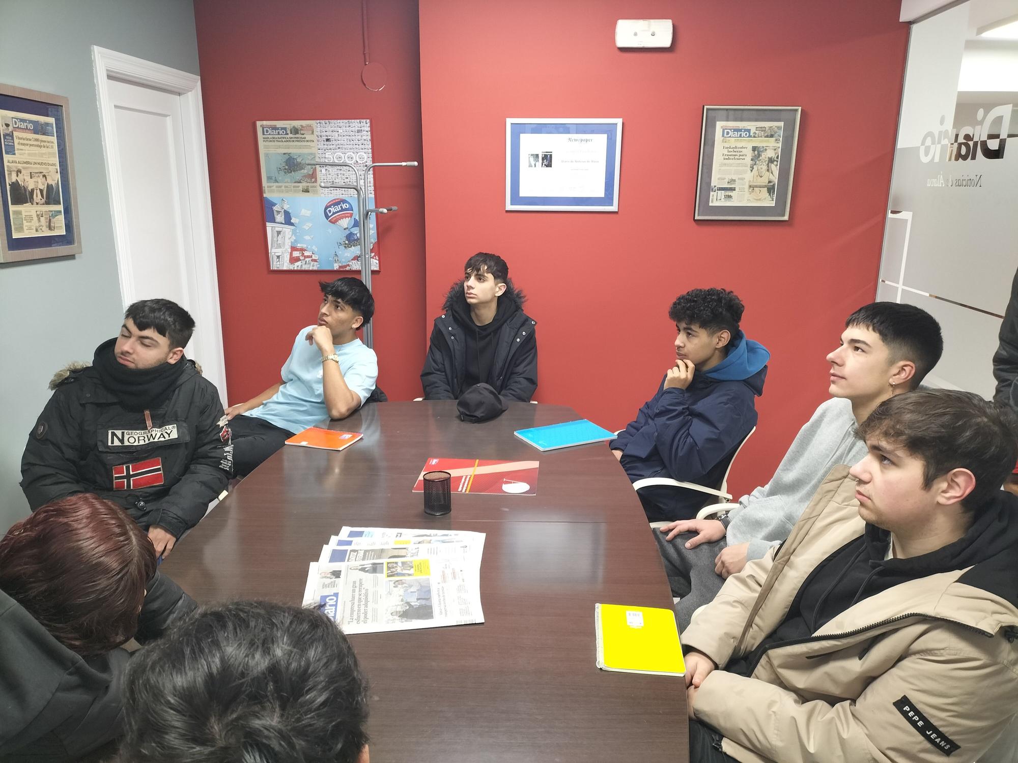 En imágenes: Los alumnos de 2° de mecánica de EPA El Carmen visitan Diario de Noticias de Álava