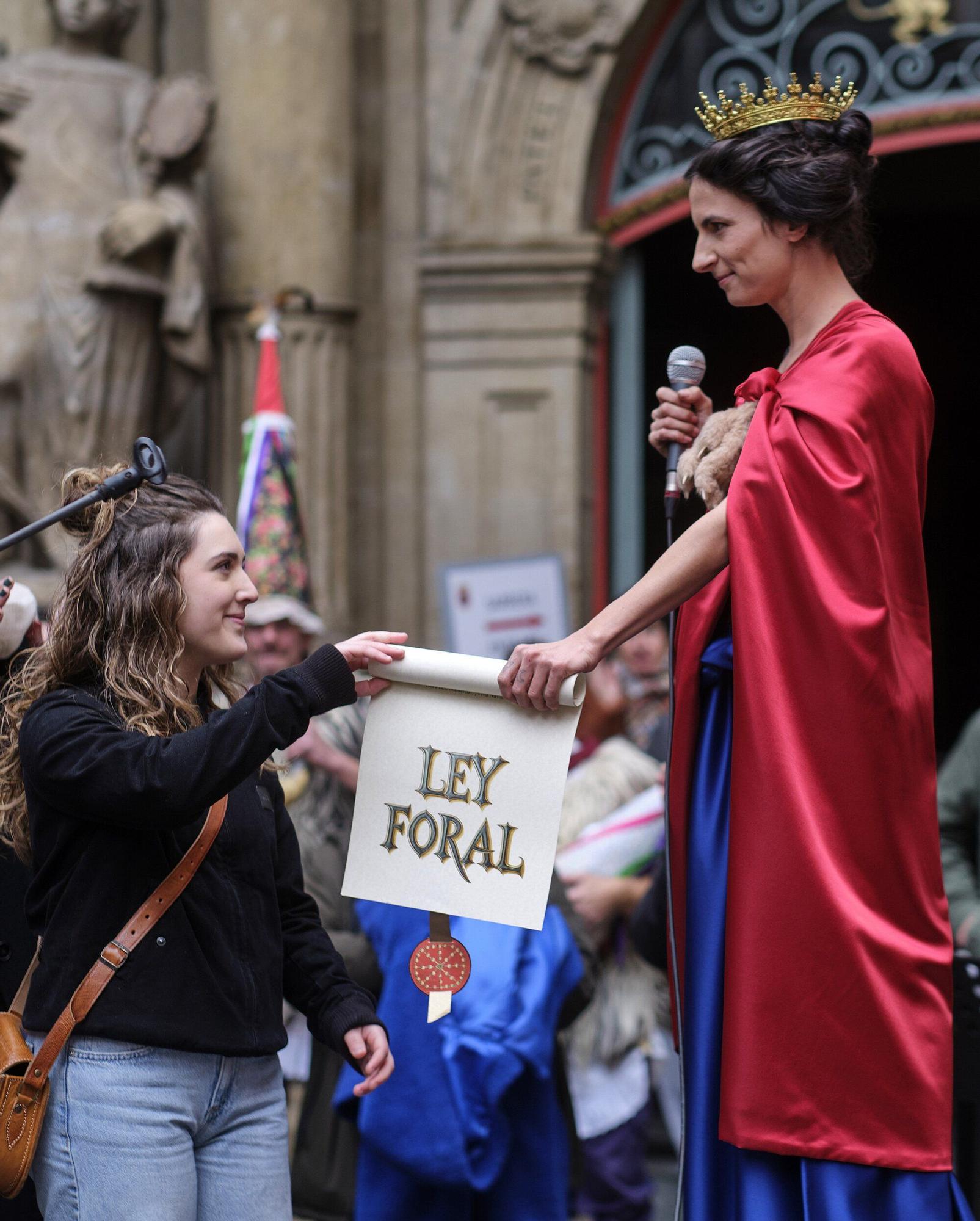 Fotos del homenaje a la estatua que corona el monumento que se erigió hace más de 100 años recordando la lucha popular en el Día de Navarra
