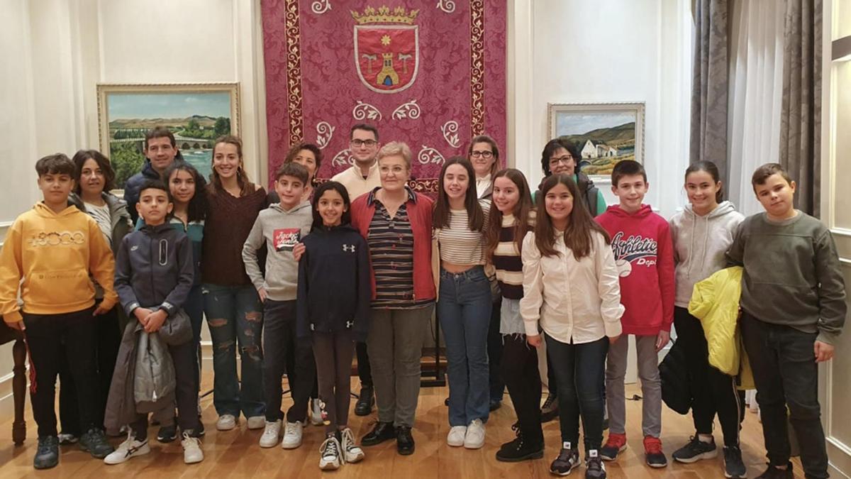 Los y las integrantes del Consejo de Participación Infantil y Adolescente de Falces posando en el salón de plenos