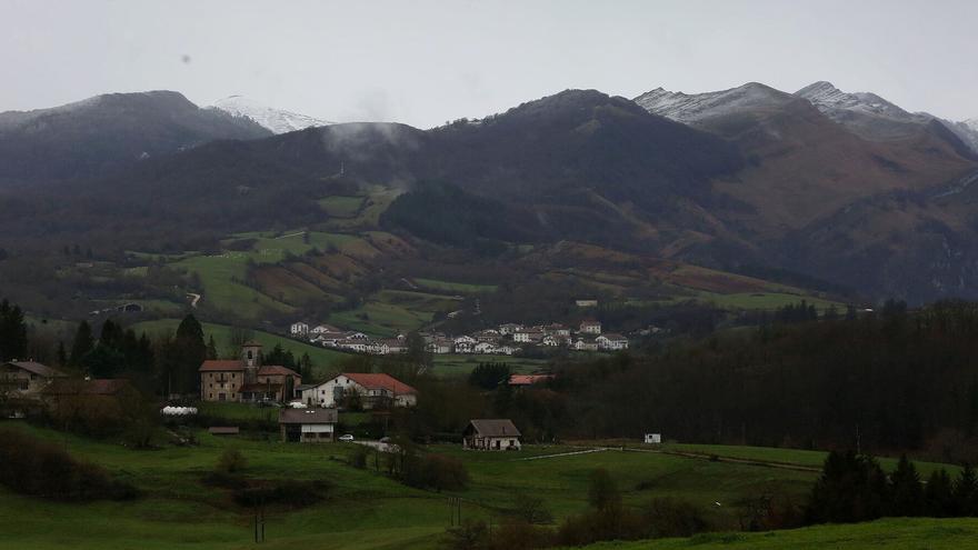 Las condiciones meteorológicas obligan a un complejo rescate con helicóptero de un motorista en Aralar