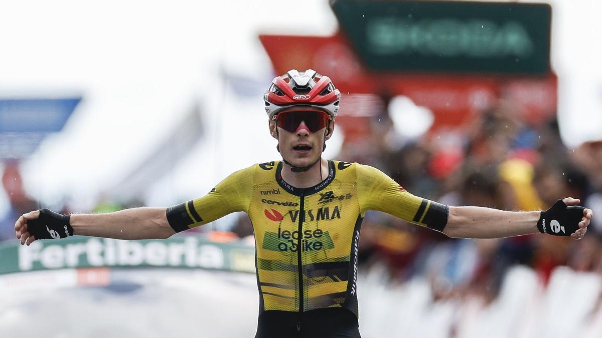 Jonas Vingegaard celebra la victoria en Valdezcaray.