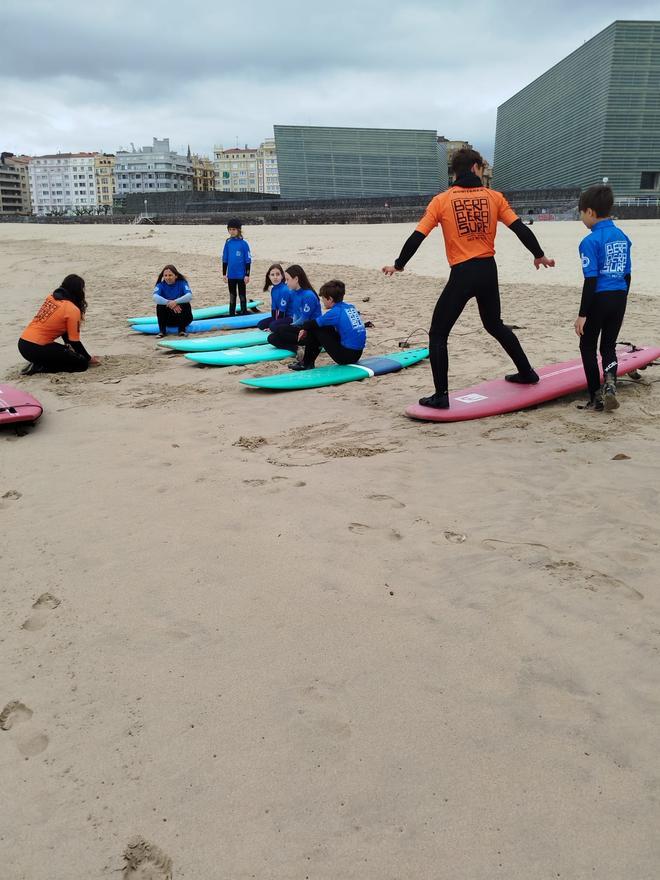 En Bera Bera Surf ofrecen cursos que se amoldan a cada persona durante todo el año académico.
