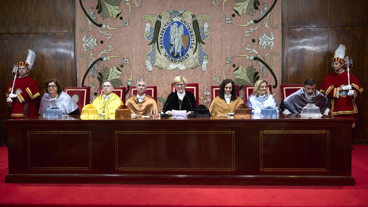La rectora Iraburu, junto con los y las integrantes de su equipo rectoral.
