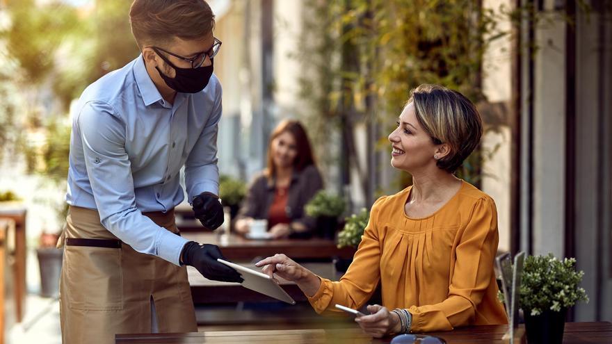 ¿Es obligatorio poner los precios con IVA en las cartas de bares y restaurantes?