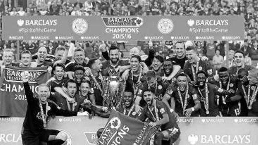 El Leicester celebra la Premier ante su afición