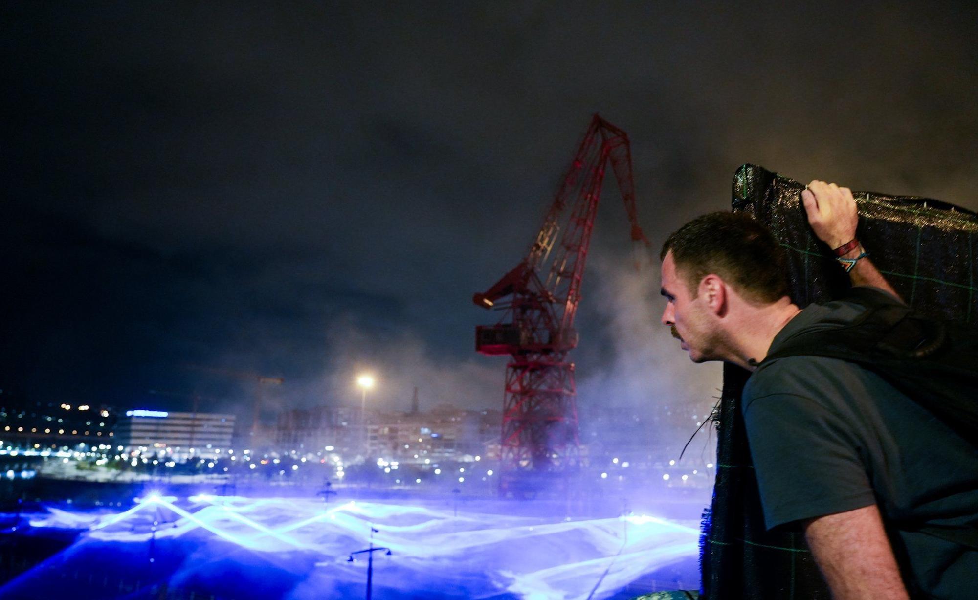 En imágenes: ‘Waterlicht’, un océano de luz azul sobre la ría de Bilbao