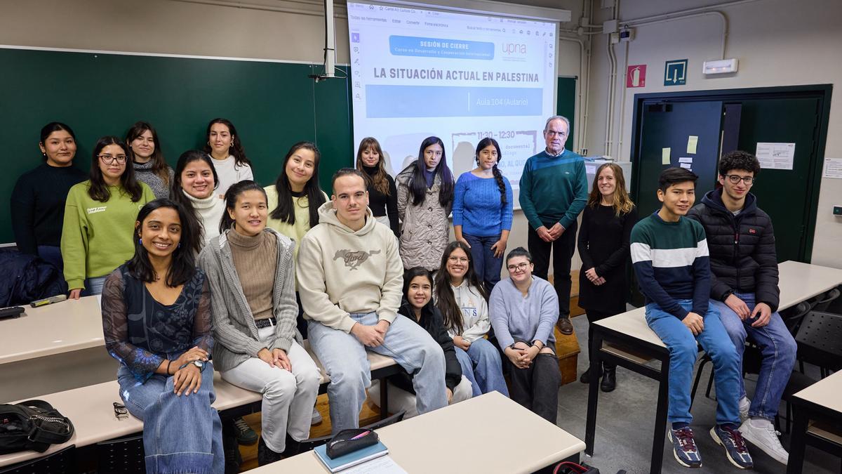Alumnado del curso de cooperación al desarrollo posa en el campus de Arrosadia, con la directora de área de Internacionalización.