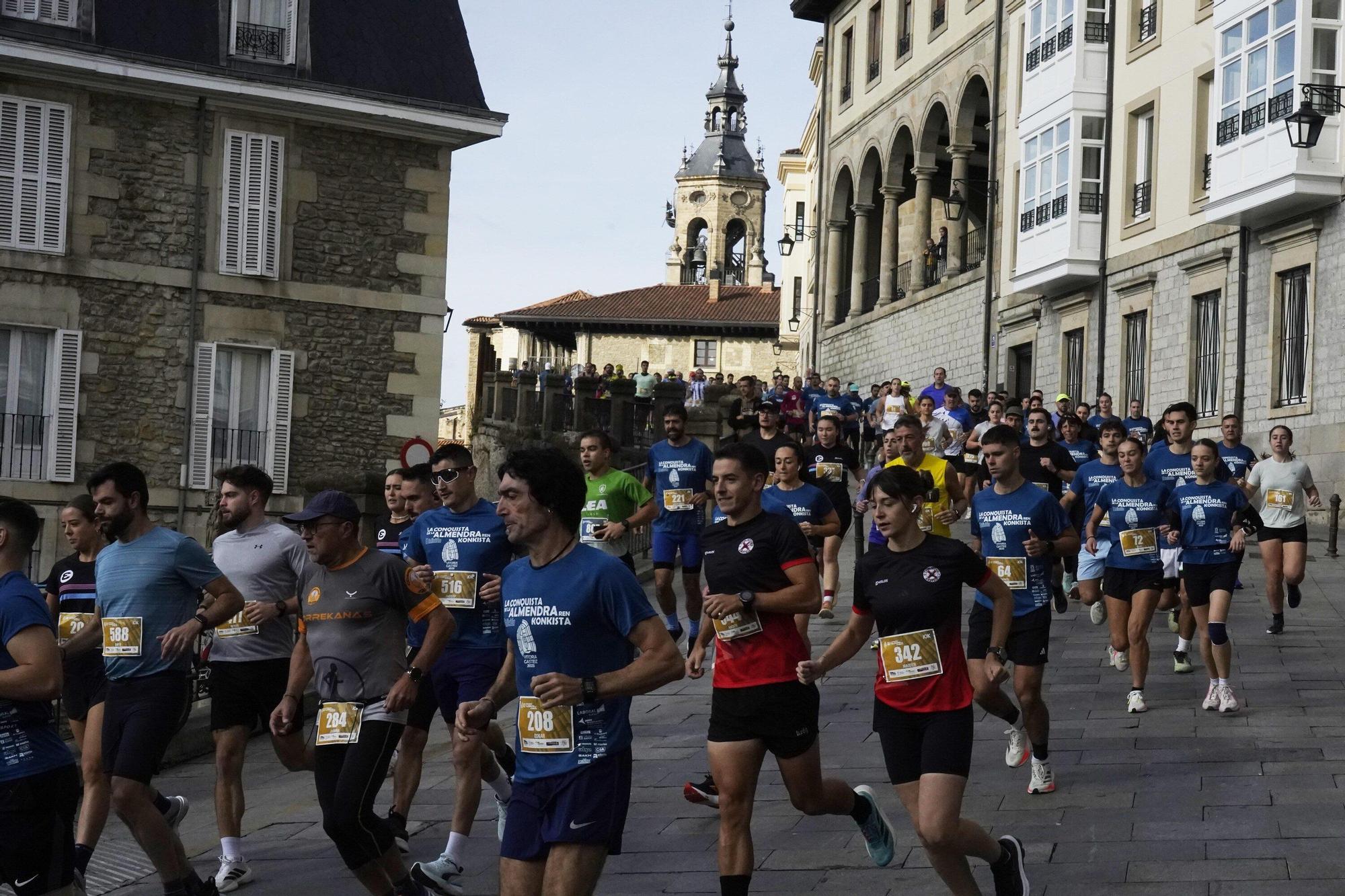 En imágenes: Miles de personas conquistan la Almendra de Gasteiz