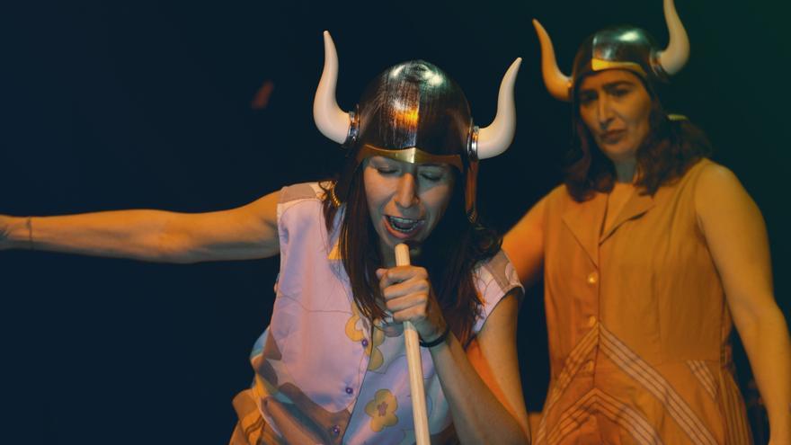 'Camping Las Reinas' reflexiona desde el teatro y con humor sobre las jerarquías y el abuso de poder