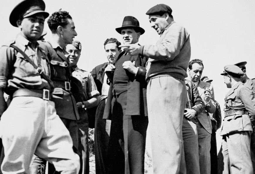 Miguel José Garmendia junto a civiles durante una visita en el frente de Cataluña.