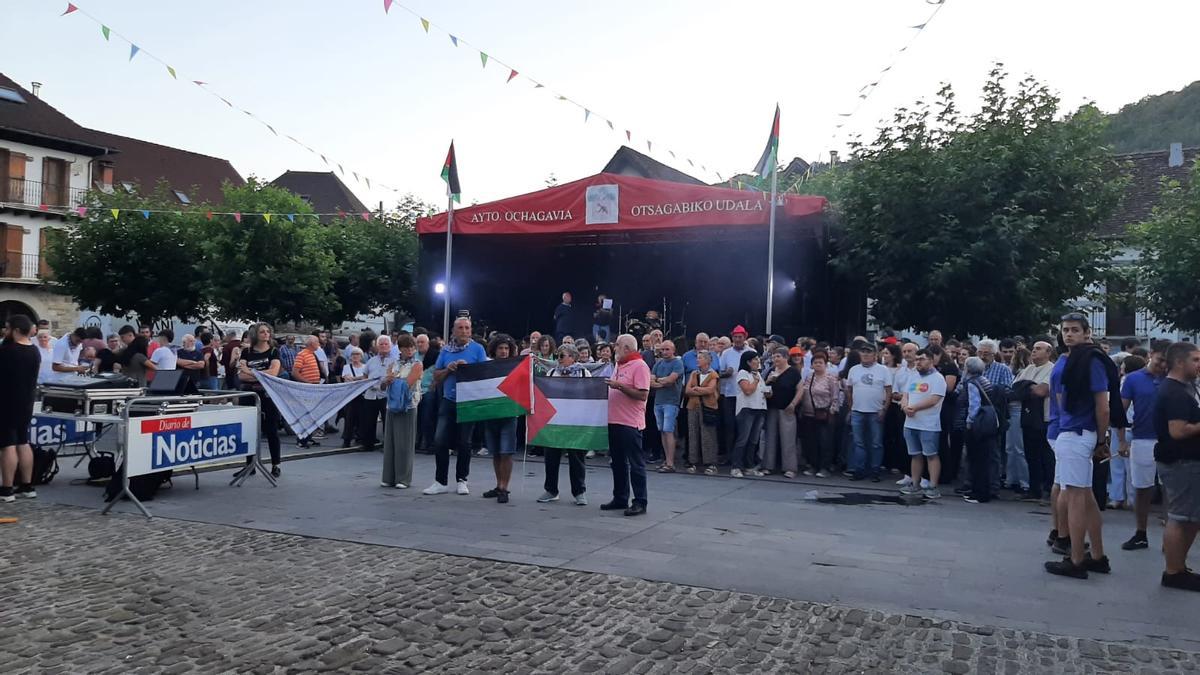 Concentración contra el genocidio en Gaza en el.primer día de las fiestas de Otsagabia.