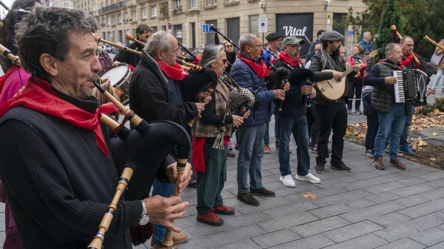 En imágenes: Kalejira por el centro de Vitoria del Aitzina Folk