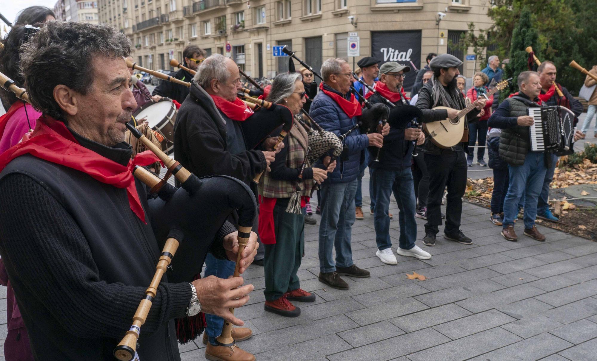 En imágenes: Kalejira por el centro de Vitoria del Aintzina Folk