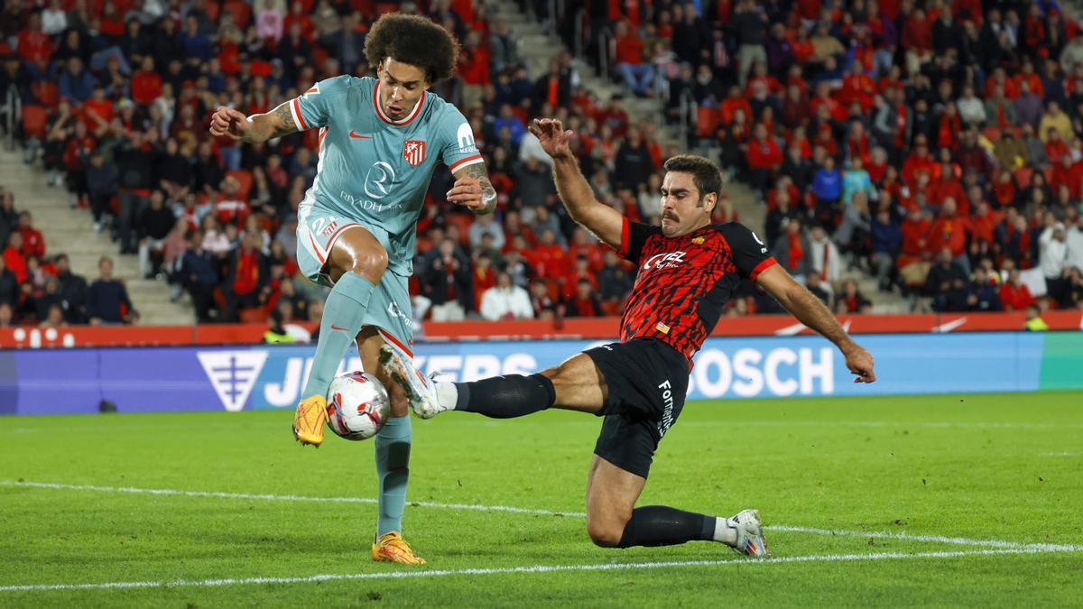 El colchonero Axel Witsel despeja un balón ante Abdón.