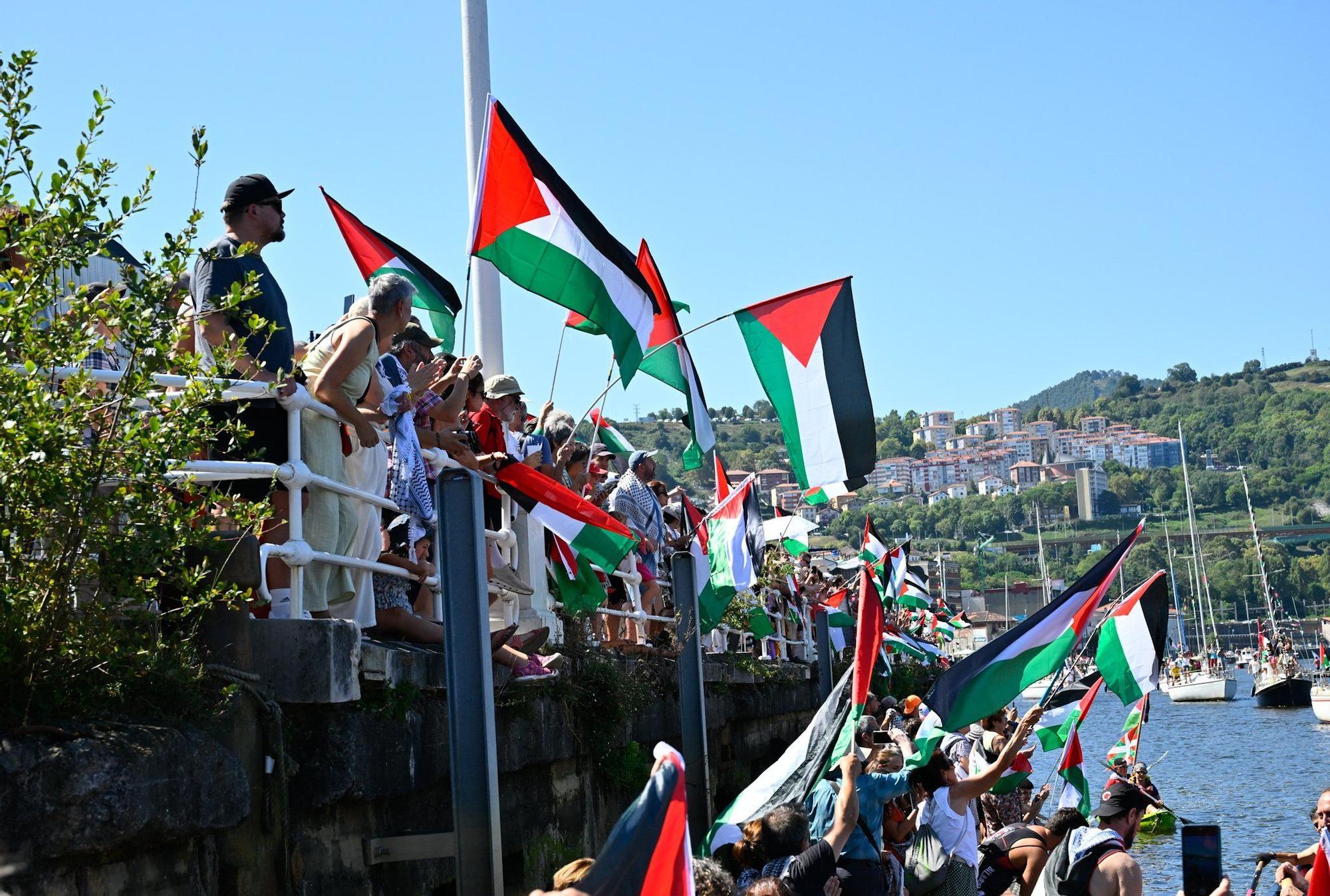En imágenes: marcha marítima por la ría en solidaridad con Palestina desde Santurtzi