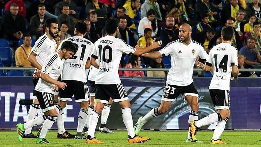 Un gol de Rodrigo da un respiro a Neville (0-1)