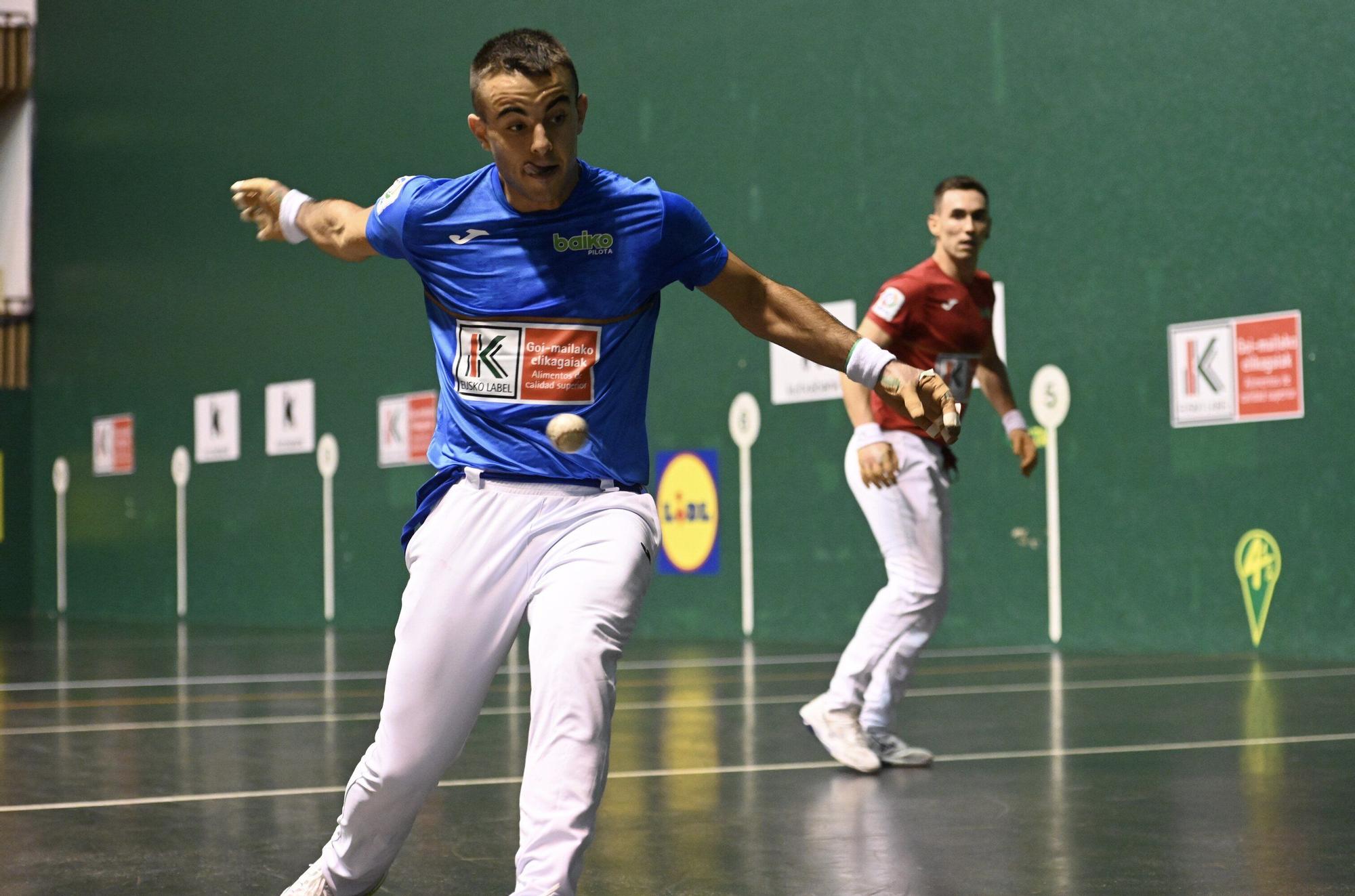 Iker Larrazabal pasa a los cuartos de final del Cuatro y Medio después de superar a Iraitz Zubizarreta en el Astelena de Eibar.