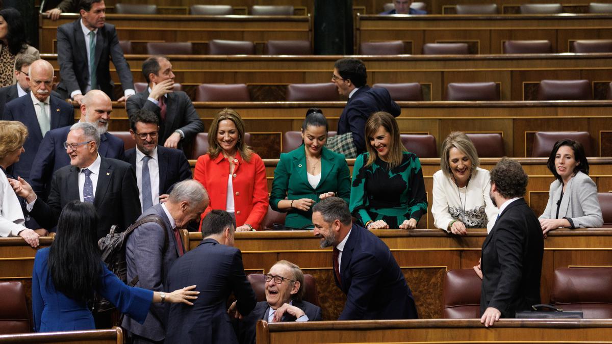 Varios diputados saludan al candidato de la moción de censura, profesor y economista Ramón Tamames, junto al líder de VOX, Santiago Abascal.