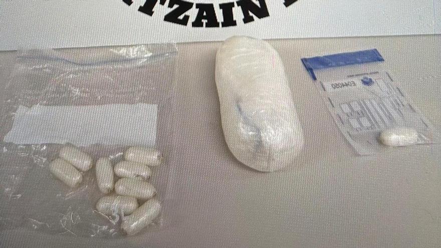 Tres detenidos en Donostia con un kilo de cocaína en la maleta y varias cápsulas en el cuerpo de uno de ellos