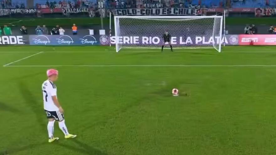 Lanza tan mal el penalti que finge haberse lesionado y el vídeo se vuelve viral