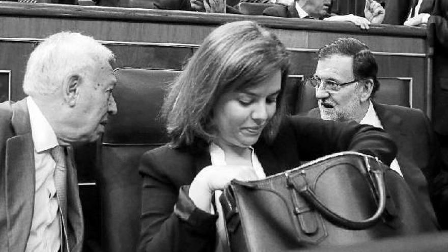 Saenz de Santamaría, entre el ministro de Exteriores, José Manuel García-Margallo y Mariano Rajoy.