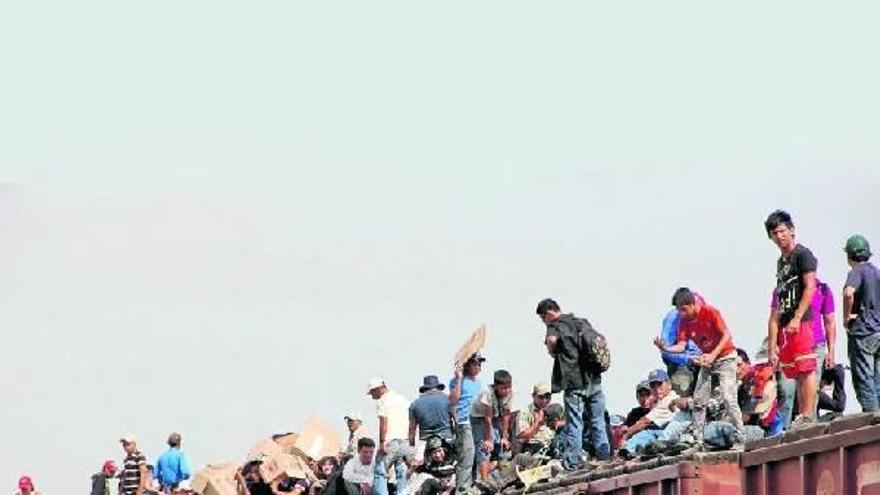 Inmigrantes centroamericanos, entre ellos varios menores, viajan en el tren conocido como ‘La Bestia’ por territorio mexicano.