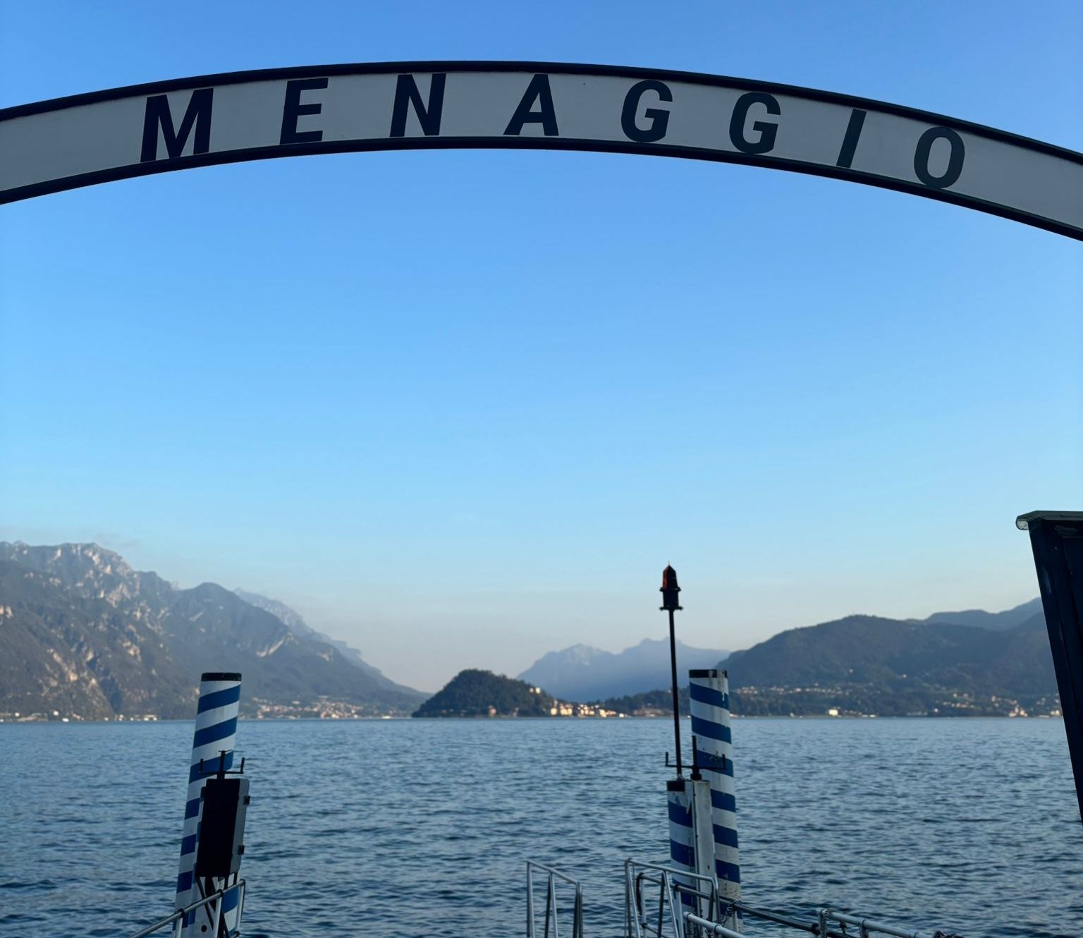 Las imágenes muestran la belleza del entorno del lago, rodeado de pueblos preciosos, flores, montañas, nenúfares y montes.