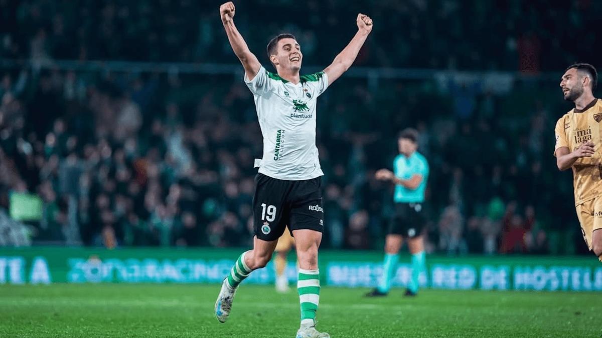 Karrikaburu, celebrando un gol con el Racing.