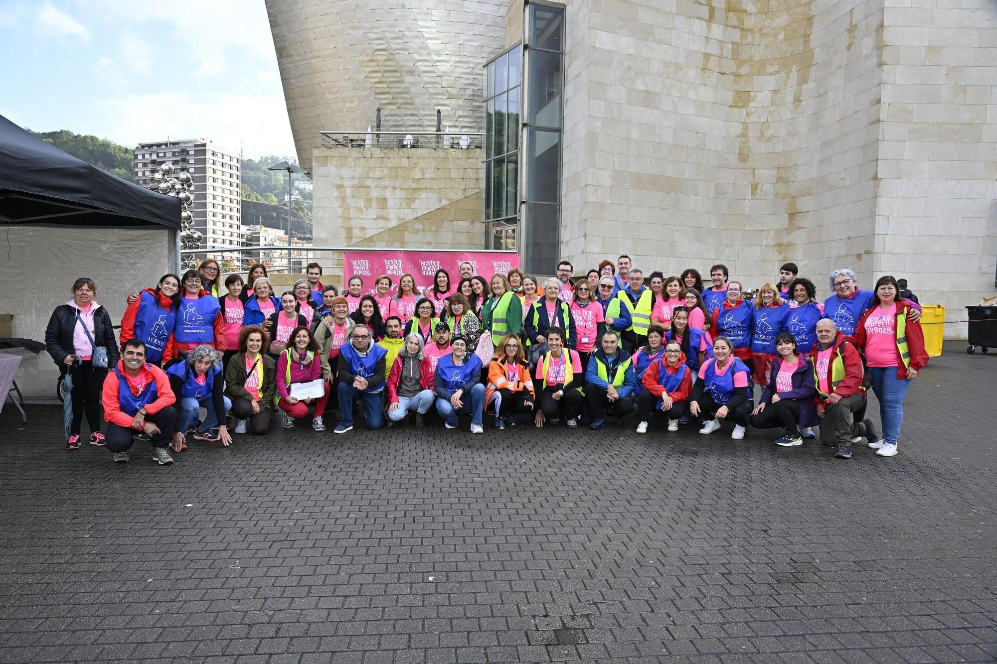 En imágenes: los paraguas tiñen la marea rosa de Bilbao