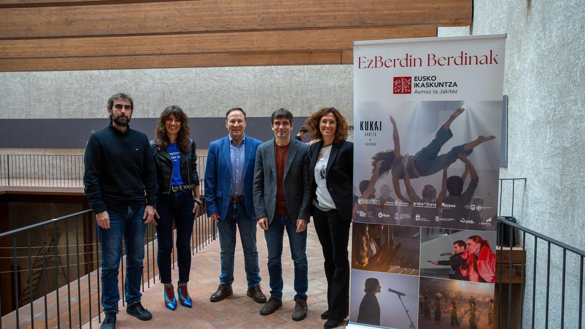 David Bernués, responsable del diseño de iluminación y audiovisual del espectáculo; Maider Beloki (Ayto. Pamplona); Iñaki Zabaleta (Eusko Ikaskuntza); Javier Arakama (Euskarabidea) y Maitane Bueno (Laboral Kutxa).