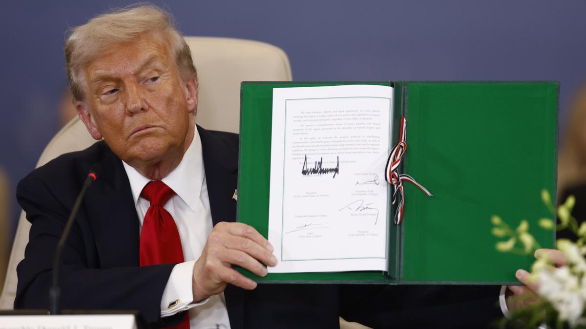 El presidente estadounidense, Donald Trump, firma el acuerdo de la Cumbre de Paz de Gaza celebrada en Sharm El Sheikh.