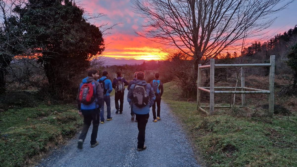 Imagen de amanecer en el ascenso a la Cruz de Gorbea por Pagomakurre