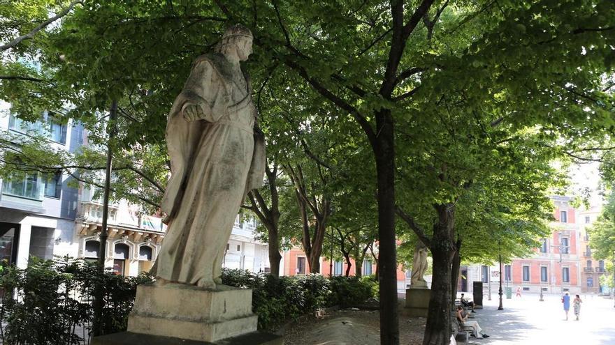 Traslado de las estatuas del paseo de Sarasate, en 1956