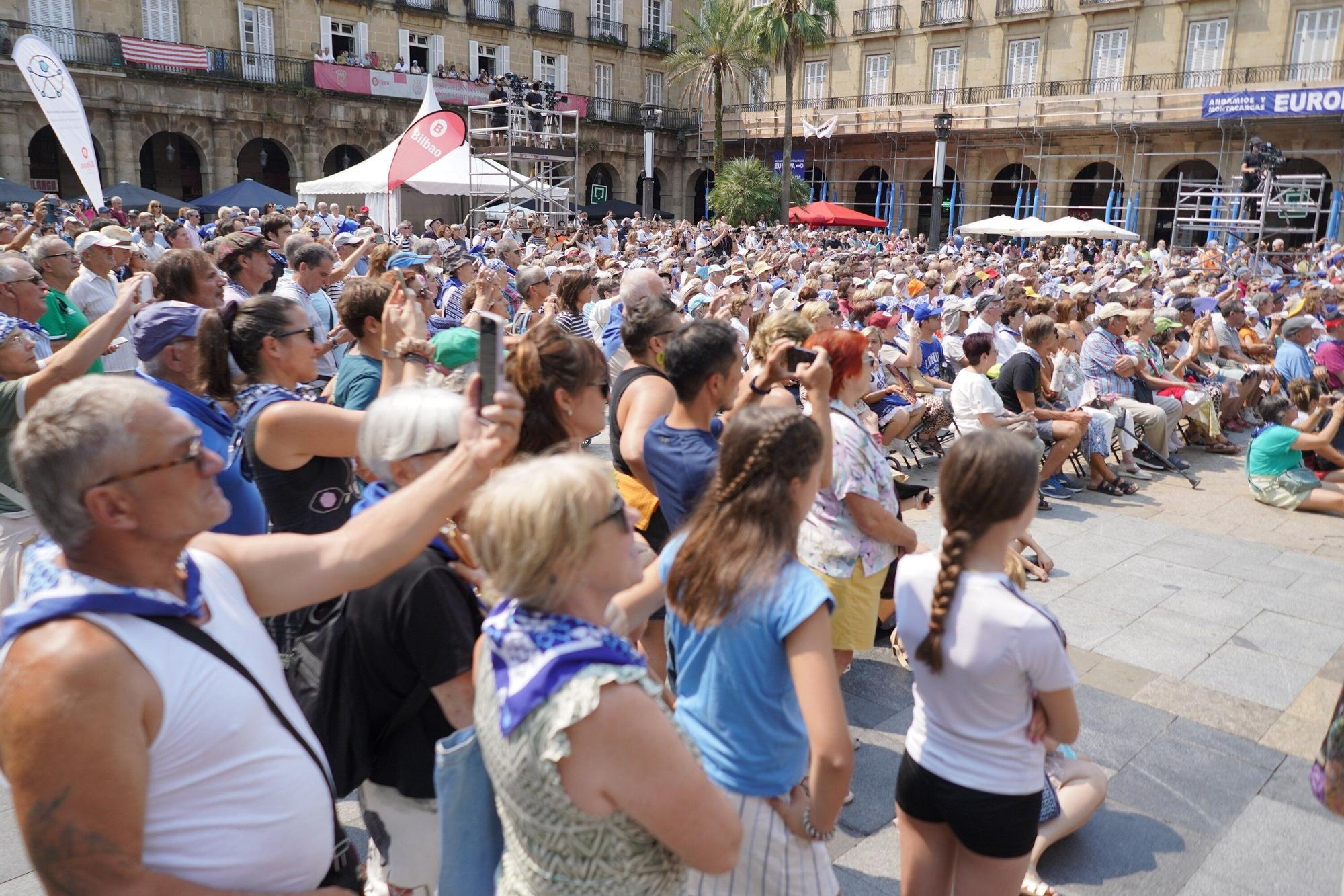En imágenes: alarde de Txistularis en la Plaza Nueva de Bilbao por Aste Nagusia