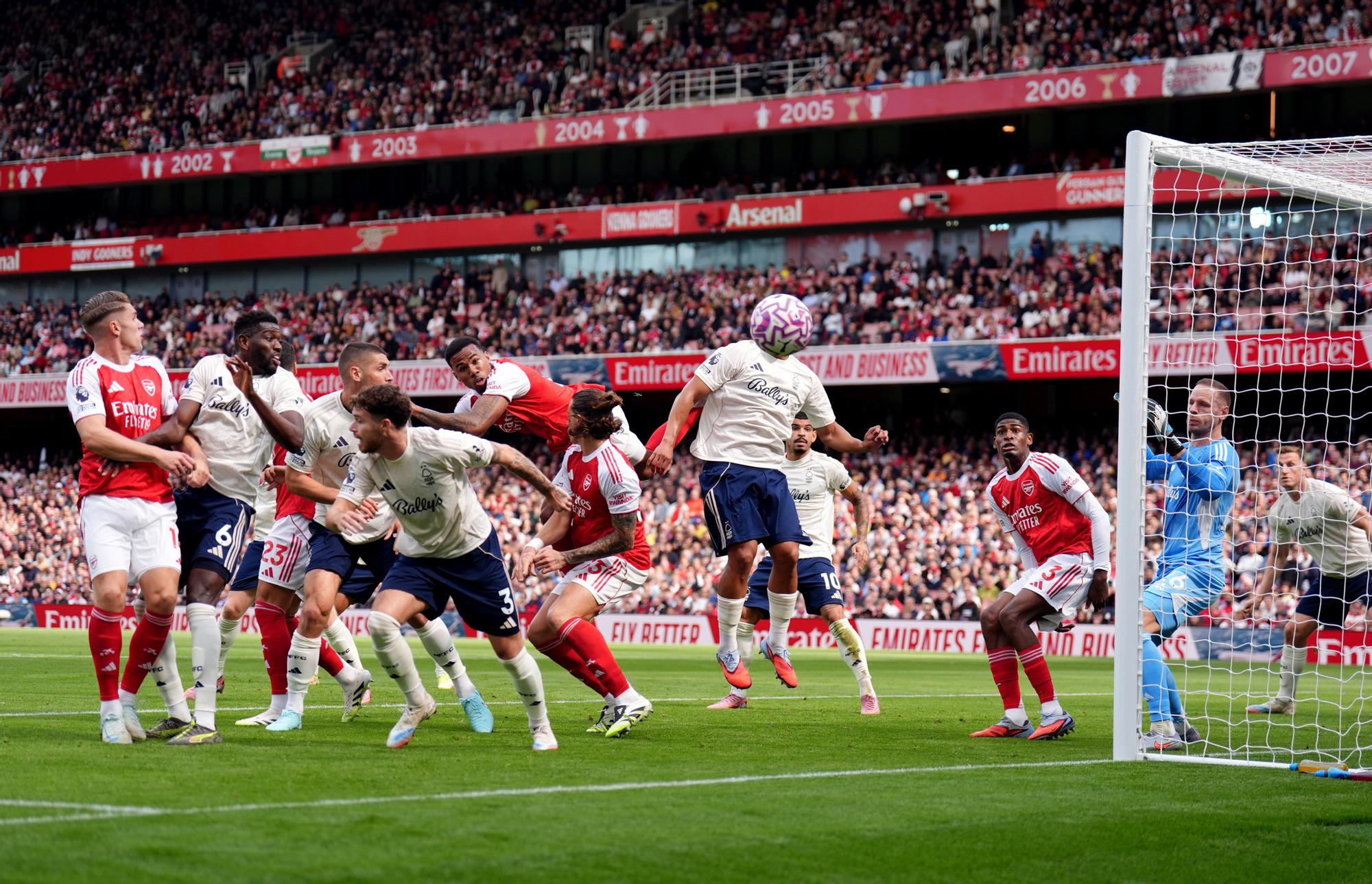 En imágenes: El Arsenal gana con un doblete de Zubimendi y avisa al Athletic