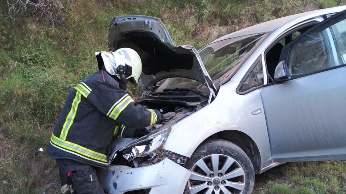 Un bombero inspecciona el vehículo.