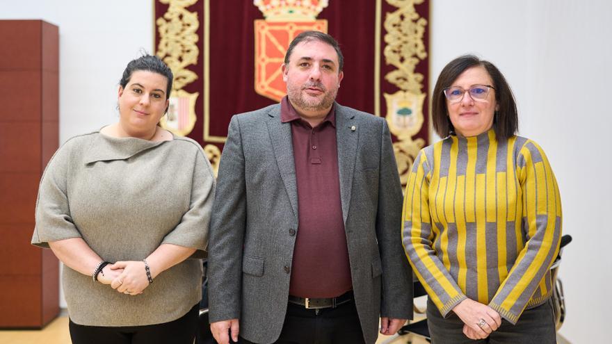 El Presidente del Parlamento de Navarra recibe a representantes de las asociaciones Antox y Aralar