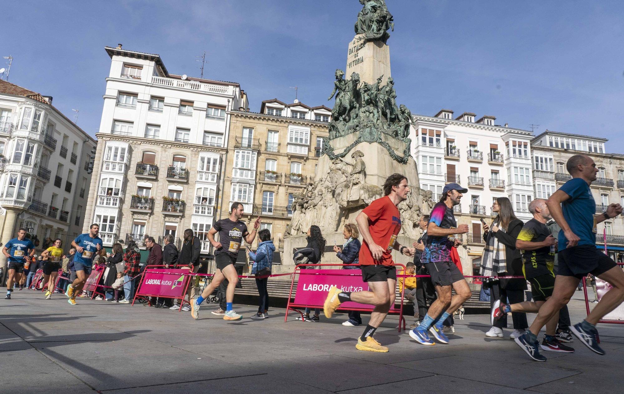 En imágenes: Un millar de corredores atraviesan la almendra