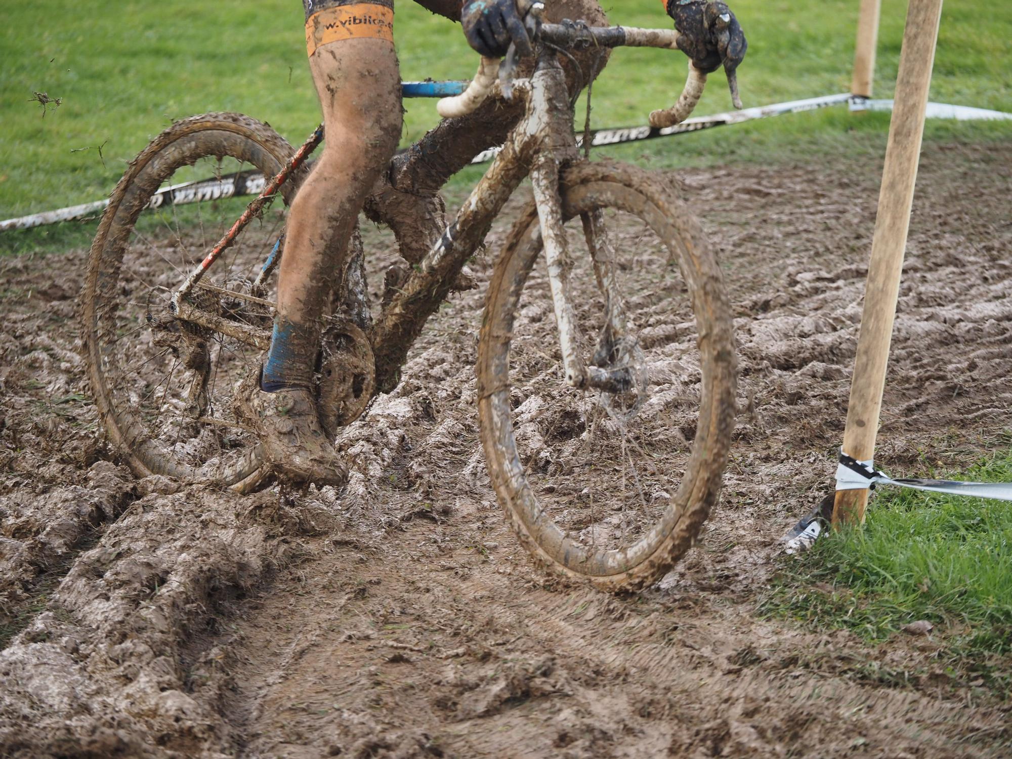 El barro se sumó al espectáculo de ciclocross en Elgoibar