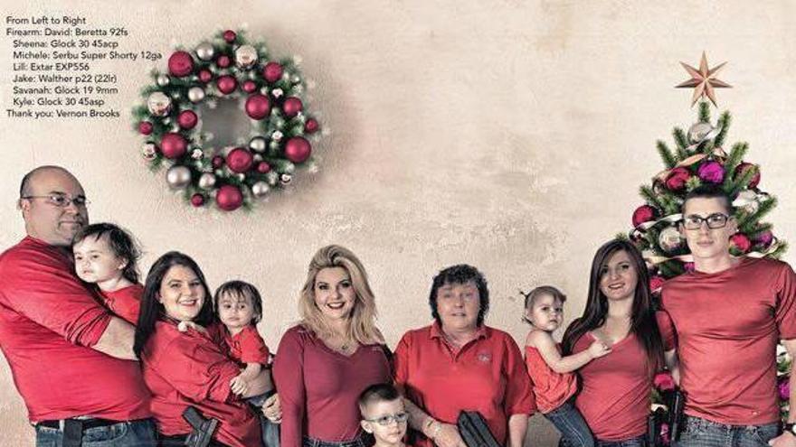 Una congresista de EEUU felicita la Navidad posando con su familia cargada de armas de fuego