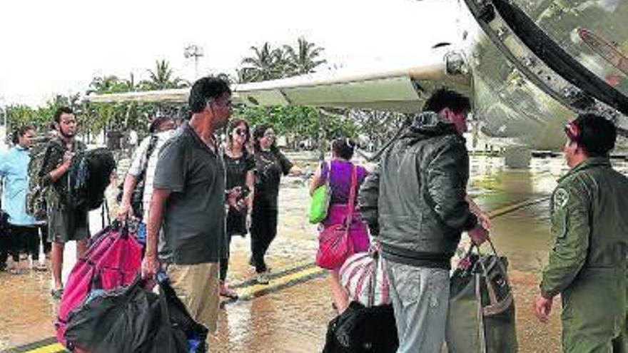 Aviones militares colaboran en la evacuación .