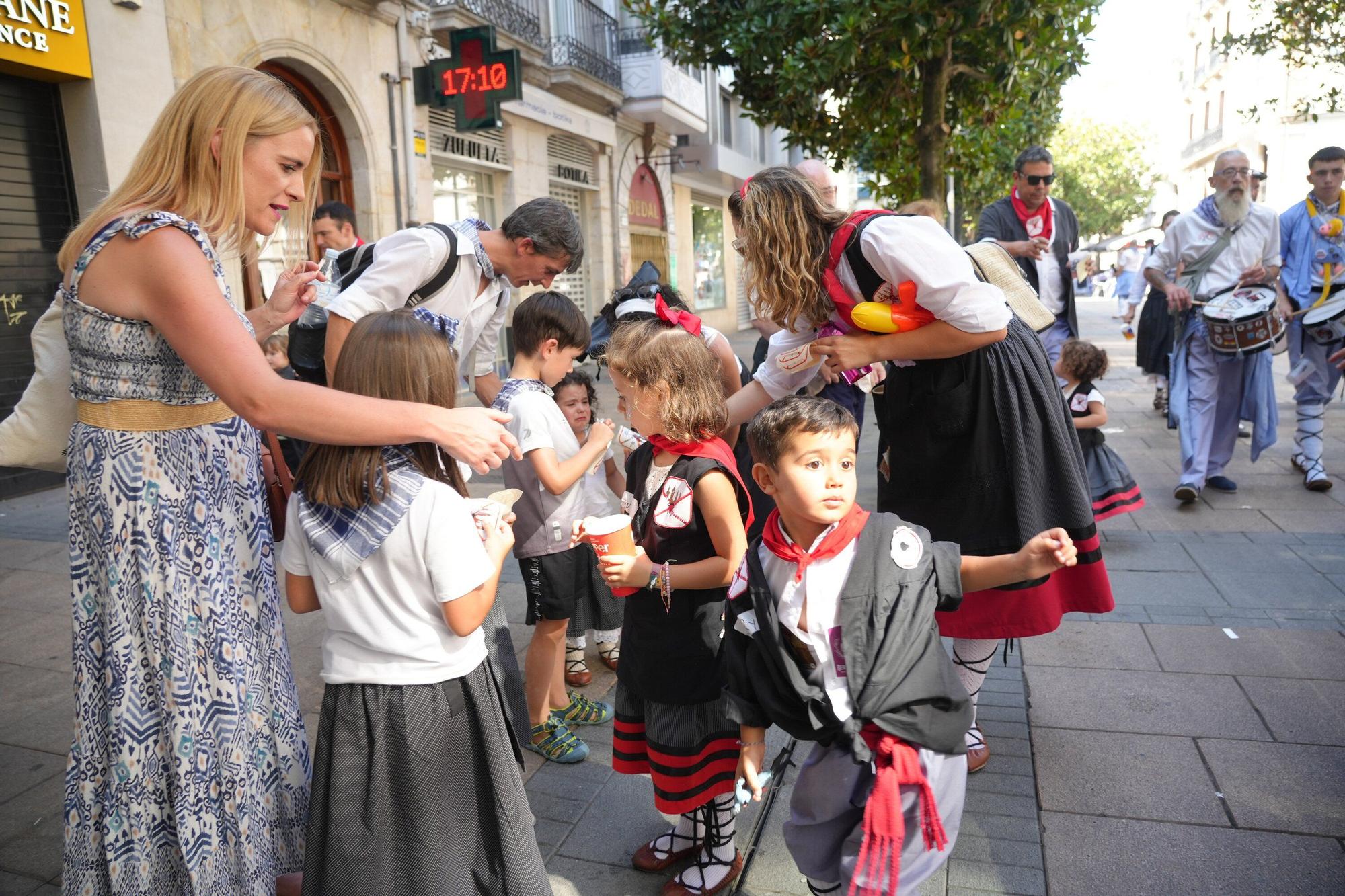 En imágenes: Celedón Txiki y Edurne lideran el paseíllo a pesar del calor