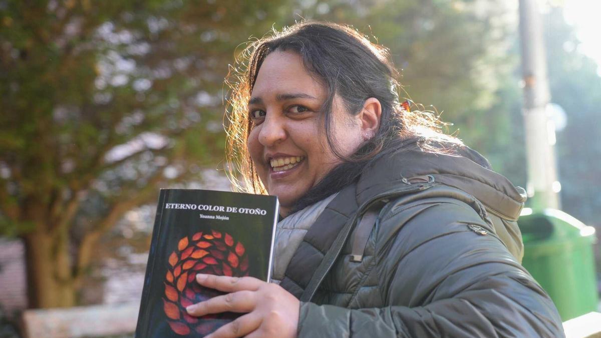 La escritora vitoriana Yoanna Mojón con un ejemplar de su cuarto libro.
