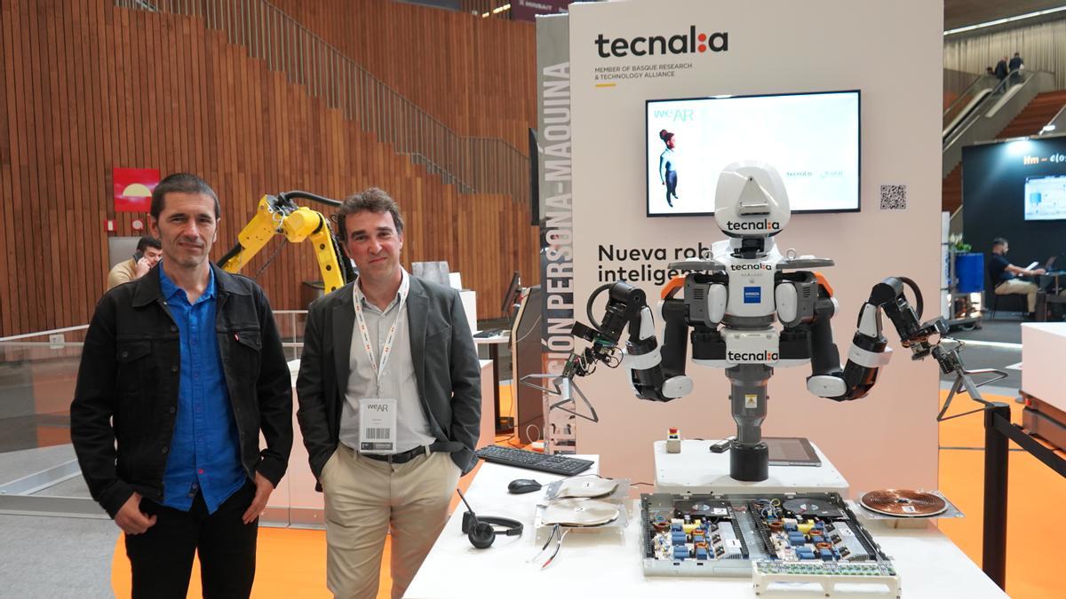 Igor Leturia eta Unai Antero robot adimentsuarekin