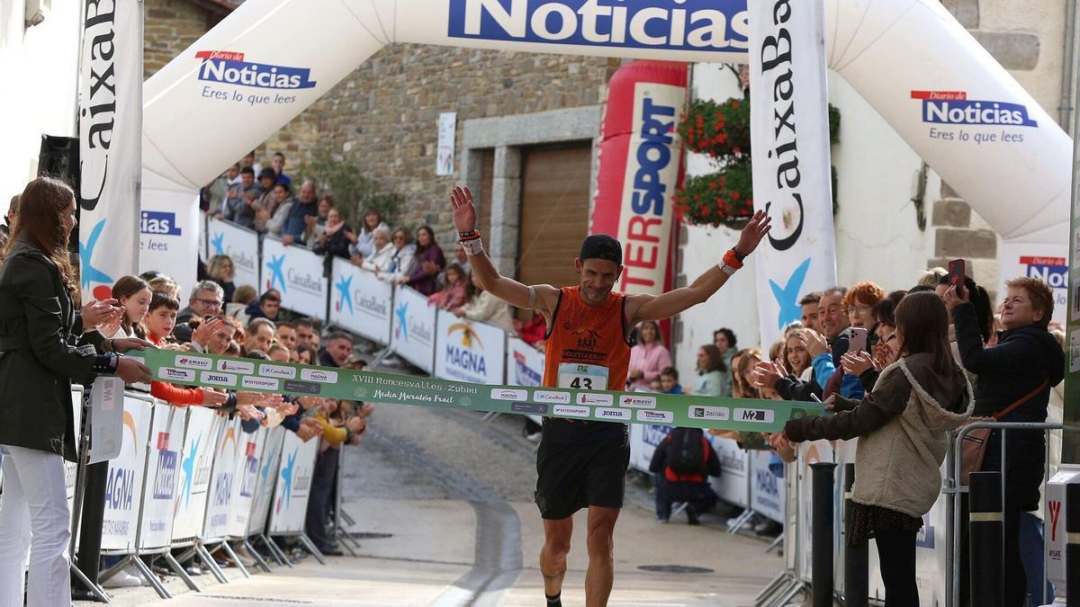 Raúl Amatriain, cruzando la línea de meta.