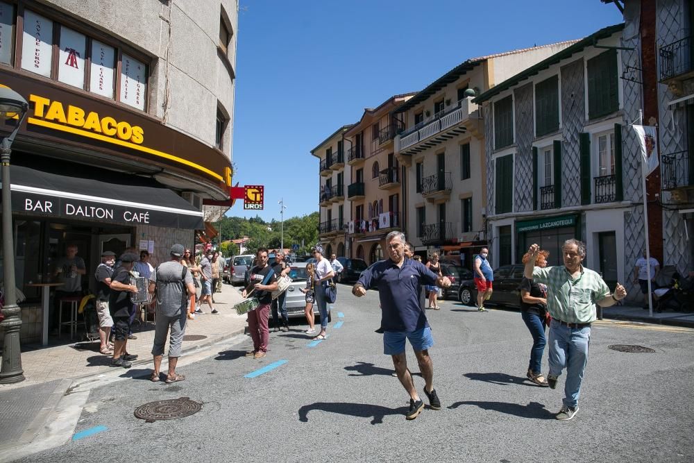 Las calles de Behobia recibieron a decenas de habitantes del otro lado de la muga, en busca de un precio más barato para el tabaco y el alcohol.