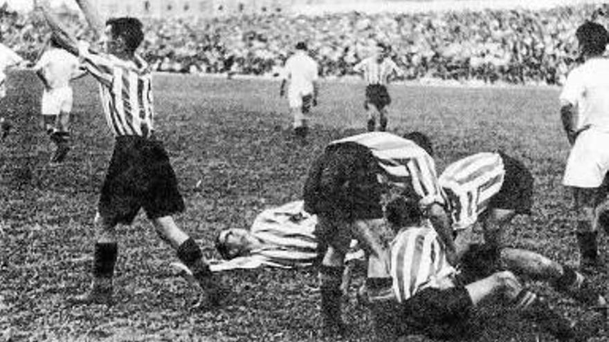 Lezama, Elices, Ortiz, Zarra, Oceja, Urra y Nando (de pie); Panizo, Ortuzar, Mieza y Gainza (agachados). Fotos: DEIA