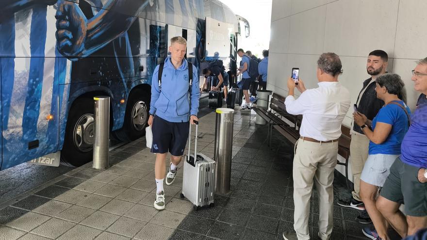 Expectación en el aeropuerto de Hondarribia con la salida de la Real a Japón