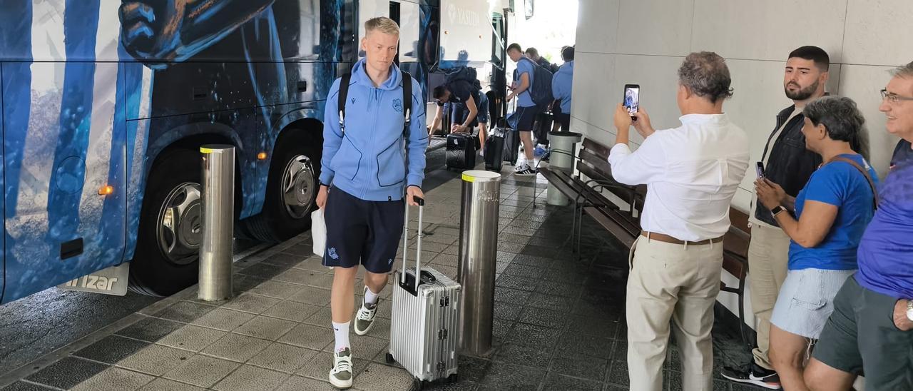 Expectación en el aeropuerto de Hondarribia con la salida de la Real a Japón