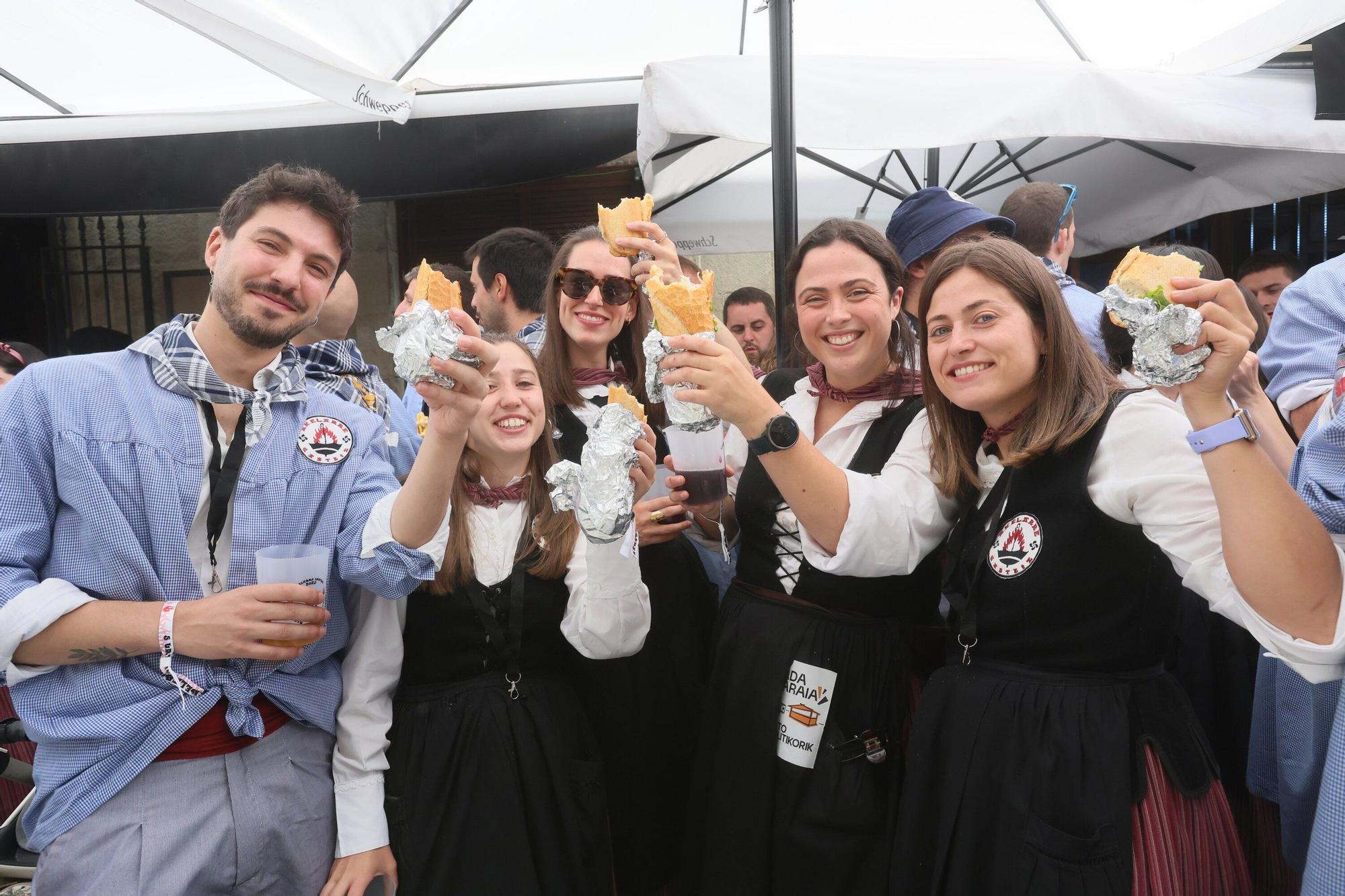 En imágenes: Blusas y neskas disfrutan de Santiago